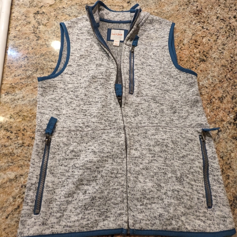 Lovely gray vest with zipper and pockets